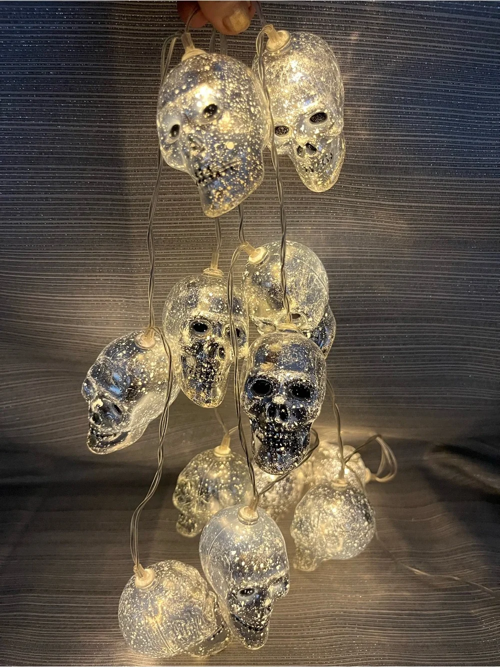 12 Skull Halloween String Lights SILVER 66” Battery Operated Each Skull Is 2.5”